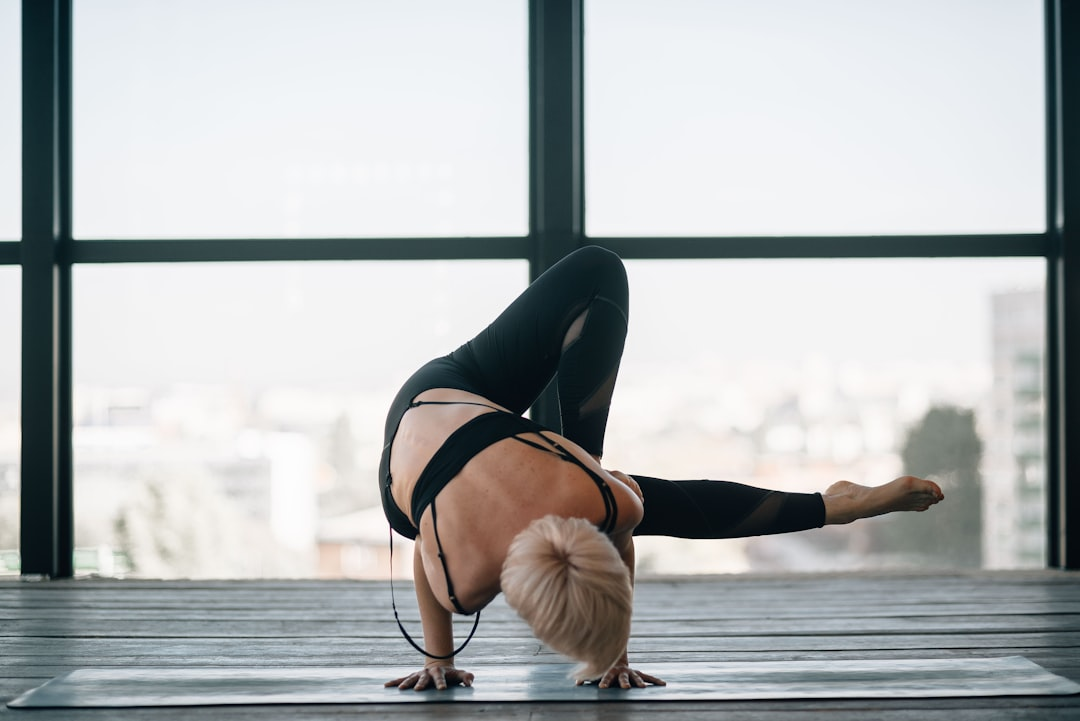 A complex, glowing network of interconnected internal biological pathways and organs (representing liver, gut, and kidneys) with clean, luminous fluid flowing seamlessly through them, symbolizing the body's optimized and harmonized detoxification systems.